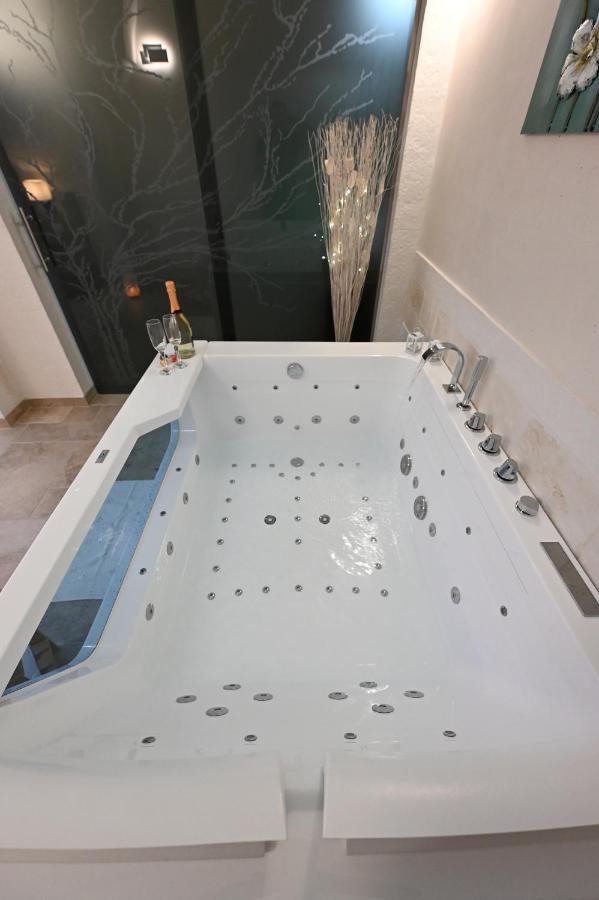 Suite Laurel Spa Con Idromassaggio Fasano Eksteriør billede
